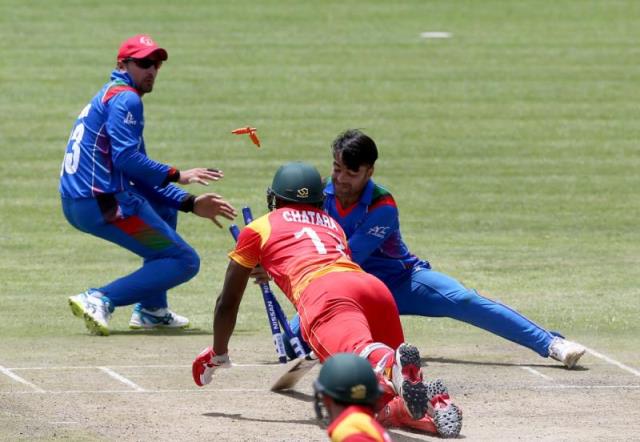 Khan takes wicket against Zimbabwe