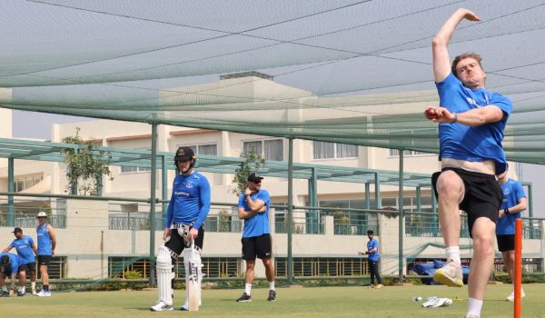 Sean Hunt warming up in India